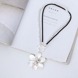 Elegant Flower necklace 🖤🤍